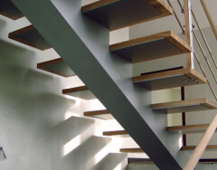 Косоуры для лестниц: особенности конструкции и изготовления
