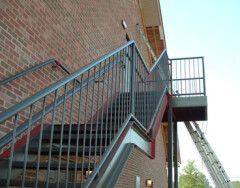 Типы эвакуационных лестниц в общественных зданиях и требования к ним