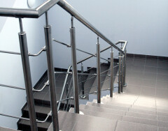 Металлические перила для лестниц: особенности и преимущества