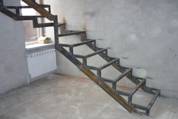 Сварная лестница на второй этаж