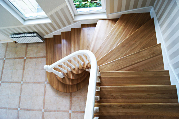 Г-образная поворотная лестница с забежными ступенями