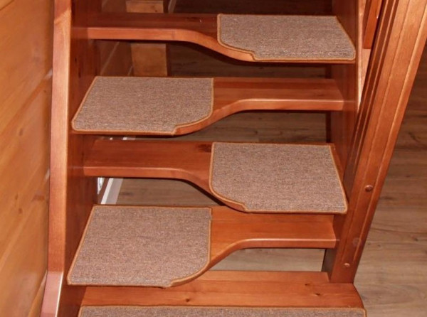 Чем покрыть ступени деревянной лестницы в доме