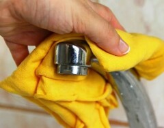 7 способов отчистить кран от известкового налета подручными средствами