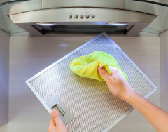 Проверенные советы, которые помогут отмыть втяжку на кухне за несколько минут