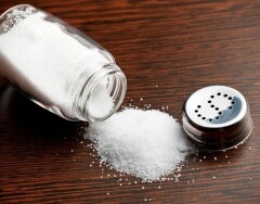 3 причины начать мыть пол с обычной поваренной солью