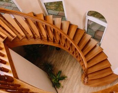 Изготовление деревянных лестниц на заказ – преимущества