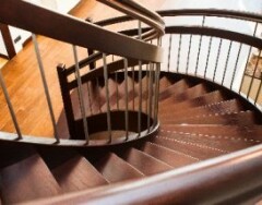 Готовые лестницы или изготовленные на заказ – преимущества