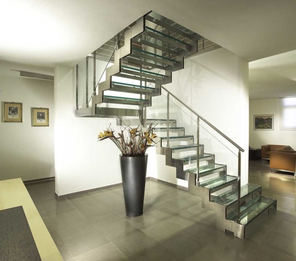 Основные преимущества металлических лестниц