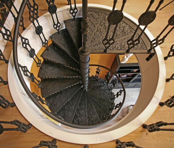 Центральная ось - основная конструктивная особенность винтовой лестницы