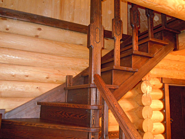 Древесина - самый распространенный материал для изготовления лестницы