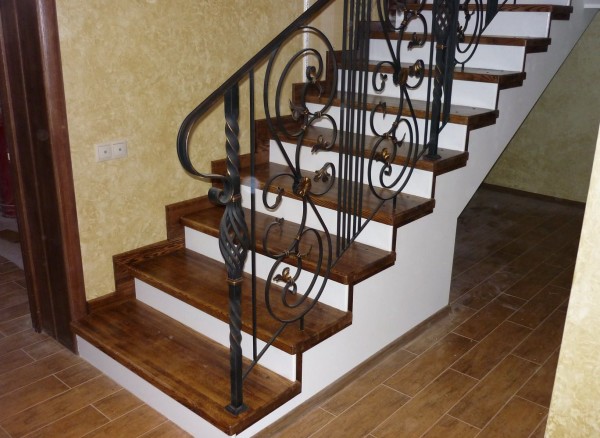 Облицовка лестницы древесиной