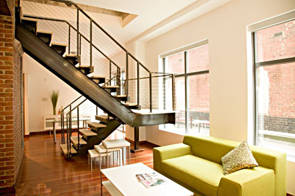 Интерьер гостиной с лестницей на второй этаж: фотоидеи