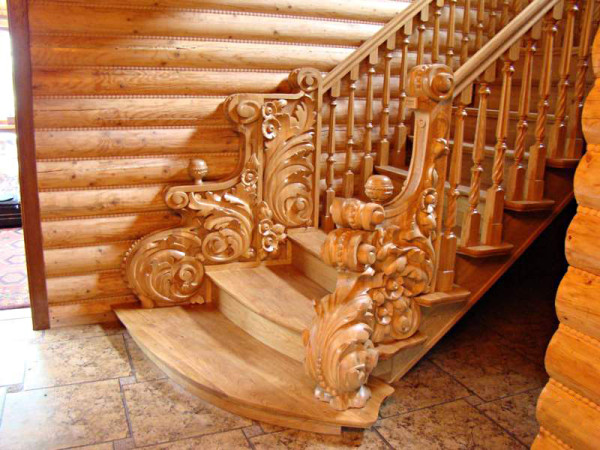 Деревянаая лестница вскрытая лаком