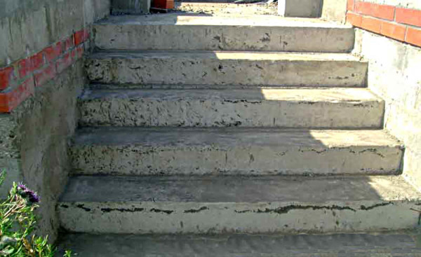Бетонные ступени лестницы требующи ремонта