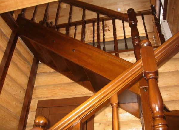 Конструкция деревянной лестницы на тетиве