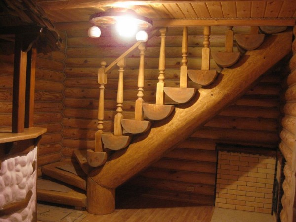 Лестница с бревенчатыми ступенями